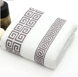 👑 Toalla de Baño de Lujo con Cenefa Dorada Estilo Griego 🛁✨